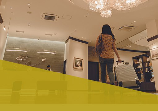 1LUXURY ラグジュアリーなラウンジでお出迎え 広々としたラウンジでお客様をお迎えします。全館無料Wi-Fi完備、電源の利用できるコワーキングスペースもご利用いただけます。また、専門家がセレクトした書籍コーナーや機能性に優れたパウダールームなど快適にお過ごしいただけます。